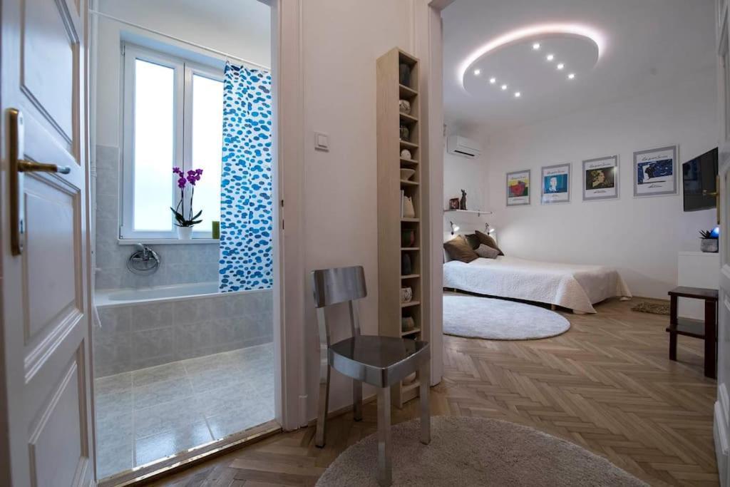 Gorgeous Flat Right Near The City Center Boedapest Buitenkant foto