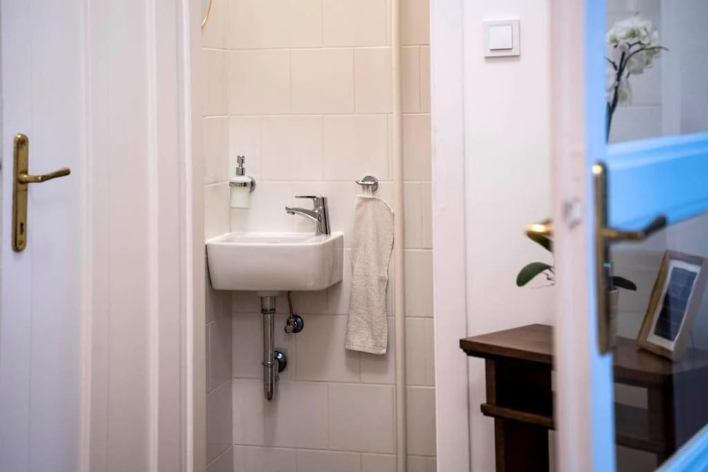 Gorgeous Flat Right Near The City Center Boedapest Buitenkant foto