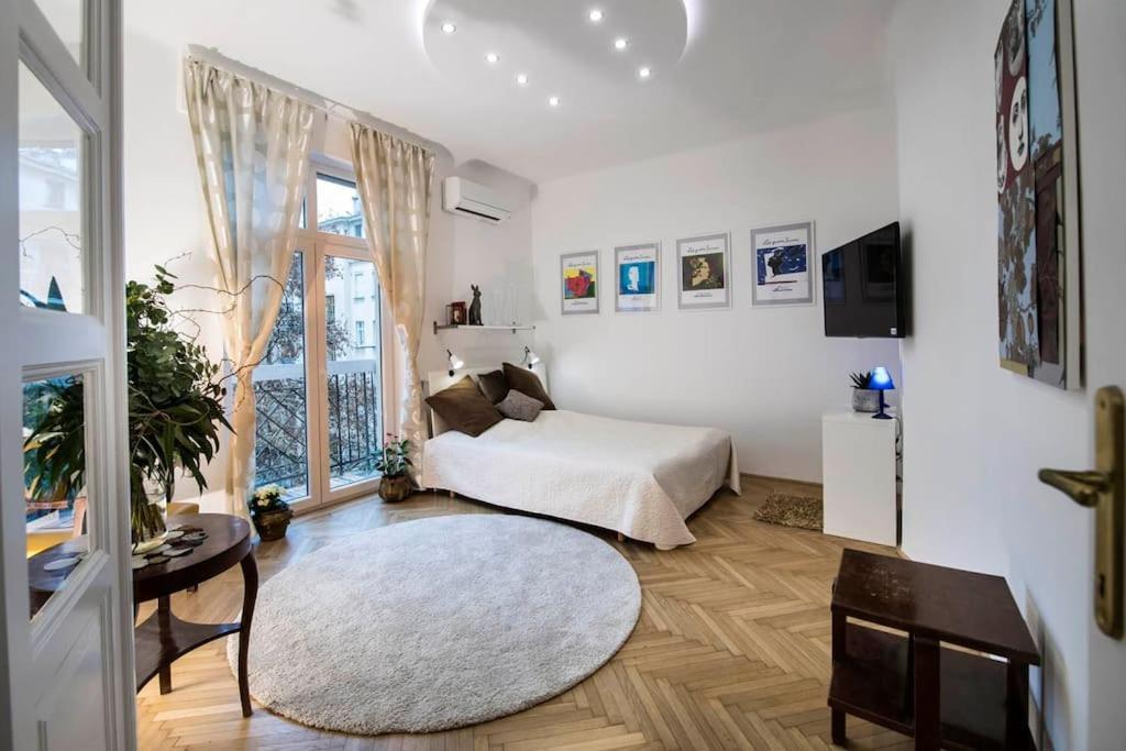 Gorgeous Flat Right Near The City Center Boedapest Buitenkant foto
