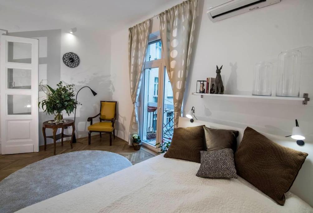 Gorgeous Flat Right Near The City Center Boedapest Buitenkant foto