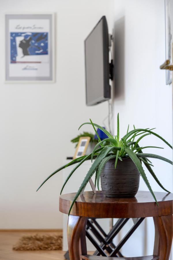 Gorgeous Flat Right Near The City Center Boedapest Buitenkant foto